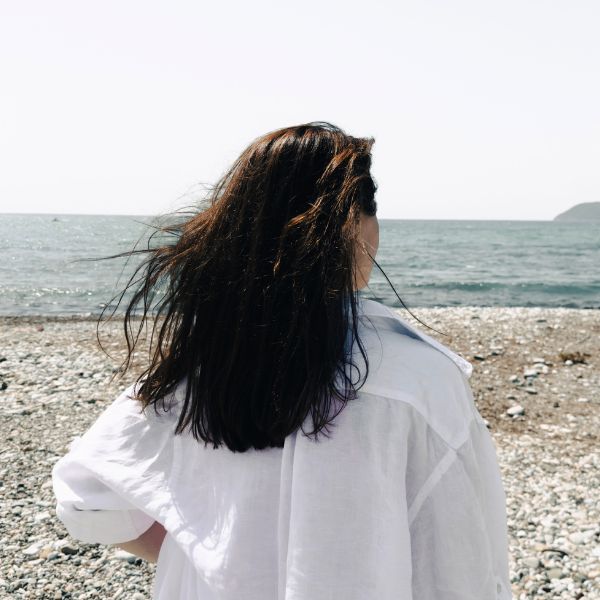 後ろ向きの女性